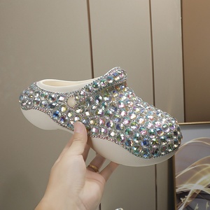 Nouvelles sandales d'été originales pour femmes, style Europe-Amérique, à semelle épaisse en EVA, perforées, avec strass et bout ouvert - Product Image 1