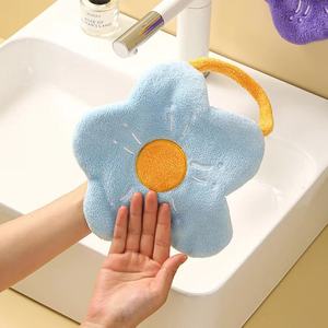 Serviette de bain ronde en tissu tissé à séchage rapide pour la maison, en microfibre corail avec motif floral, suspendable et absorbante pour la cuisine - Product Image 1