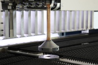 Centre de pliage flexible à changement d'outil entièrement automatique pour tôles, plieuse de panneaux CNC servo haute précision pour armoires métalliques