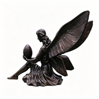 Statuette de gardien ailé en bronze tenant un ornement en forme d'œuf, OEM ODM, taille et couleur personnalisées pour la décoration de musées commémoratifs et de galeries