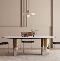 Moderner Luxus-Esstisch aus Sinterstein mit ovaler Tischplatte, Acryl-Gold-Edelstahl-Zylinderbeinen, Kapsel-Design, 12-Sitzer, für Villen, montiert