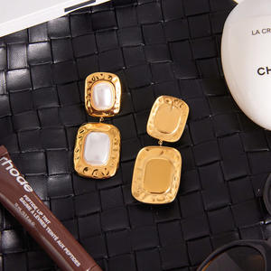 أقراط مرصعة باللؤلؤ من الفولاذ المقاوم للصدأ فاتحة فاخرة بطلاء ذهبي اللون تصميم هندسي للذكرى السنوية - Product Image 2