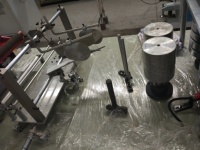 Machine de fabrication de bavoirs dentaires jetables entièrement automatique à bas prix, avec revêtement PE, pliage du papier, PLC et boîte de vitesses