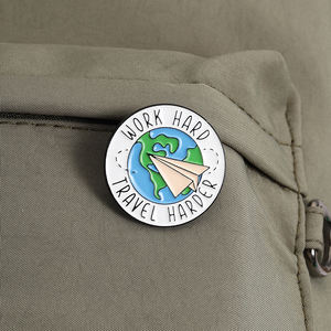 Spille in Smalto 'Work Hard Travel Harder', Tema Avventura con Aeroplano di Carta, Spilla da Bavero all'Ingrosso - Product Image 3