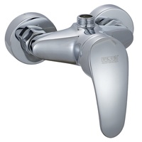 Robinet de douche mural moderne en laiton chromé de 4 pouces avec mitigeur à poignée unique et jet de pluie pour salle de bain