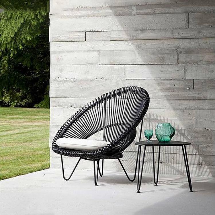 canapé simple et petite table basse