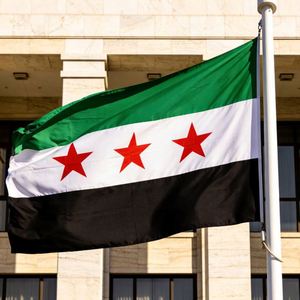 Pancarta Personalizada con Diseño de la Bandera de Siria, Hecha de Poliéster de Alta Calidad, Tipo Pancarta de Proveedor Reconocido - Product Image 1