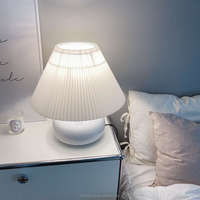 Lampes de table décoratives LED de style nordique européen simples E26 avec abat-jour en plastique et base en céramique pour une utilisation en chambre à coucher