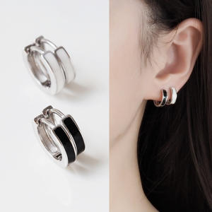 S925 Sterling Silver Fine Hoop Boucles d'oreilles pour les femmes À La Mode Coréen Japonais Simple Personnalité <span class=keywords><strong>Noir</strong></span> <span class=keywords><strong>Blanc</strong></span> Oreille Poignets Polyvalent - Product Image 2