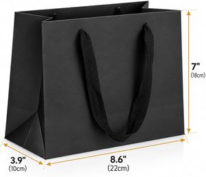 Bolsa de Papel Kraft Personalizada con Logotipo de Marca Impreso, Negra, Laminada, Resistente a la Humedad, Reutilizable, para Regalos y Ropa - Product Image 2