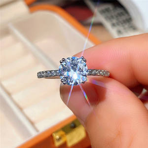 Anello di Fidanzamento F1289 per Donna in Oro Bianco con Diamante Taglio Brillante Rotondo Colore D Naturale e Diamanti Laterali - Product Image 6