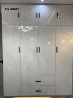 Ensemble de placards en bois sur mesure, design minimaliste et élégant, avec rangement par compartiments, pour chambre à coucher résidentielle et dressing