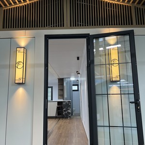 บ้านคอนเทนเนอร์แบบขยายได้พร้อมระเบียงหลังคาทรง<span class=keywords><strong>จั่ว</strong></span> โครงสีดำ ขนาด 20 ฟุต หน้าต่างแบบตาข่าย พร้อมใช้งานสำหรับเช่าพักผ่อน - Product Image 4