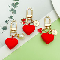Llavero Colgante de Resina con Diseño de Corazón Rojo Brillante para Niñas, Accesorios Pequeños y Frescos para Parejas, Adornos Colgantes para Bolsos