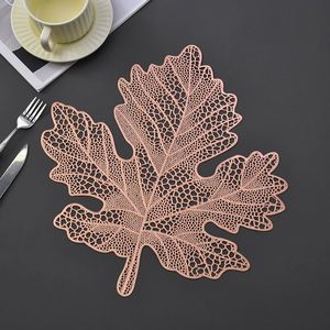 Nouveau Set de Table Isotherme en PVC Doré Européen, Motif Feuille d'Érable Creuse, Style Occidental Écologique pour la Maison - Product Image 2
