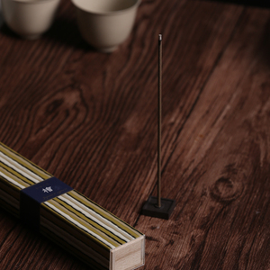 Bâtons d'encens japonais Nippon Kodo Kayuragi en cyprès Hinoki, fabriqués au Japon, 40 pièces avec support, arôme bois de forêt - Product Image 4