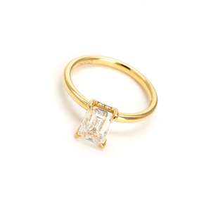 Bague de fiançailles <span class=keywords><strong>solitaire</strong></span> pour femme en or blanc 18 carats avec <span class=keywords><strong>diamant</strong></span> de laboratoire certifié taille émeraude couleur D par River Time - Product Image 5