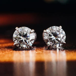 ठीक गहने 14k सोने की बालियां 7.5 मिमी वी बनाम ग्रे लैब में उगाए हुए पुरुषों के कान के छल्ले - Product Image 1