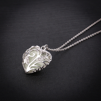 Collier pendentif magique fluorescent avec breloque coeur creux qui brille dans le noir