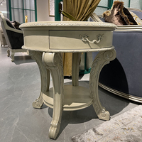 Table basse de style européen de luxe avec sculpture en bois massif blanc antique, bordure de canapé avec tiroirs, petite table ronde