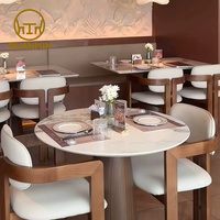 Ensemble de mobilier de restaurant d'hôtel de luxe moderne : banquette, tables à manger, chaises, tabourets de bar, bois massif écologique pour l'extérieur