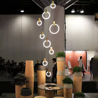 Nouvelle conception de luminaire suspendu pour escalier, à hauteur réglable, avec anneaux ronds LED, cercle doré, télécommande, lustre
