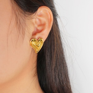 Pendientes Impermeables de Acero Inoxidable, Chapados en Oro, con Forma de Corazón, Hipoalergénicos, Pulidos, a la Moda para Mujer, Uso Diario, San Valentín - Product Image 3