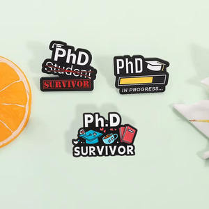 Оптовые забавные металлические эмалевые значки-броши «Выпускник PhD в процессе» для подарка на выпускной и украшения рюкзака - Product Image 1