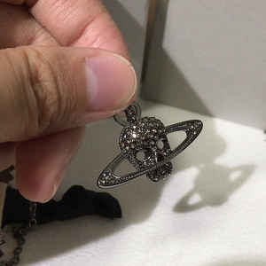 Collier Empress Dowager Vivienne Punk à double couche, croix et crâne Saturne, entièrement serti de diamants, tendance, unisexe, chaîne de pull - Product Image 2