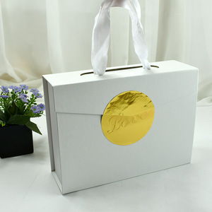 Boîte cadeau à rabat avec ruban en satin, poignée, autocollant doré, boîte de transport en papier multicolore - Product Image 3