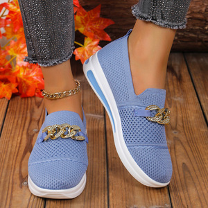 Chaussures décontractées compensées pour femme en maille respirante avec chaîne métallique, collection automne - Product Image 3