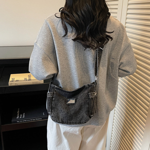 Sac à bandoulière personnalisé en gros, style rétro urbain, sac à bandoulière vintage en denim et toile mélangés pour femmes - Product Image 5