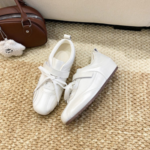 Chaussures d'entraînement de style ballet pour femmes, talon caché de 5 cm, en satin, avec fermeture velcro, baskets de sport décontractées de style course - Product Image 2