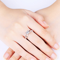 Anillo de Moissanita Redonda con Baño de Rodio y Piedras Laterales, Plata 925, Engaste de Garras, Joyería de Compromiso