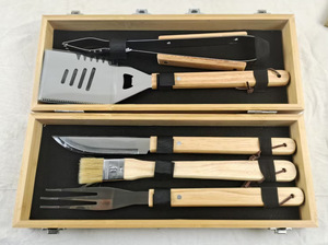 Ensemble d'outils de barbecue d'extérieur personnalisable avec logo, livraison rapide, en acier inoxydable et bambou, complet avec fourchettes et pinces, par le fabricant - Product Image 4