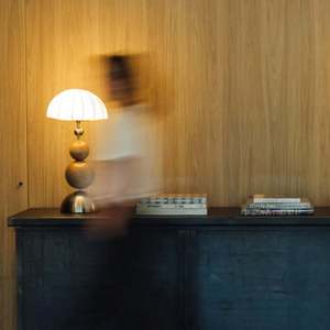 Lampadaire moderne avec sphères en bois et base en métal pour salon et chambre à coucher, source lumineuse LED, commande par interrupteur, design à tête unique - Product Image 3