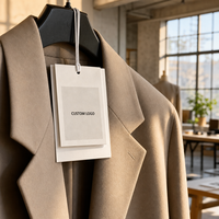 Étiquettes suspendues en papier blanc imprimées sur mesure avec logo imprimé et cordon en coton pour présentoirs de vêtements de marque