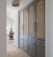 Armoire en rotin style crème à quatre portes battantes en bois massif avec coiffeuse, grande capacité, haute capacité de rangement