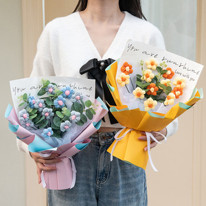 ดอกไม้ถักไหมพรมทำมือสำหรับวันวาเลนไทน์ ดอกไม้พัฟฟ์ ของขวัญดอกไม้แบบถือ ของขวัญขายส่ง ช่อดอกไม้เพื่อนซี้ - Product Image 1