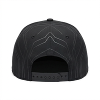 Gorra Urbana Techwear Snapback Negra Mate con Líneas Geométricas Reflectantes, Estilo Minimalista Futurista, Ajustable
