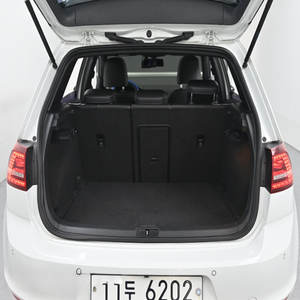 Rare Volkswagen Golf GTD BlueMotion TDI : Le summum de la performance et de l'efficacité dans une berline compacte diesel pratique. - Product Image 6