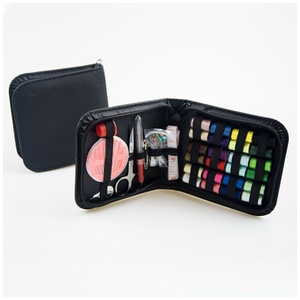 Kit de couture de voyage compact noir avec 24 bobines de fil à coudre colorées, articles d'hôtel, vente en gros, <span class=keywords><strong>achat</strong></span> en vrac, logo personnalisé, OEM, ODM, cuir - Product Image 4