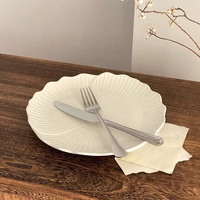 Assiettes en céramique gravées à motifs floraux blancs vintage, vaisselle de mariage, assiettes de présentation personnalisées pour salades