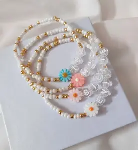 Gelang manik nama Daisy Dainty, gelang pribadi dengan manik-manik bunga, perhiasan gelang manik-manik nasi elastis untuk hadiah wanita