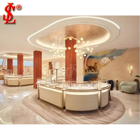 Luxuriöses Rundes Schmuck-Display-Set Gebogene Glasvitrine mit LED-Beleuchtung Milchweiß Einzelhandels-Boutique-Möbel