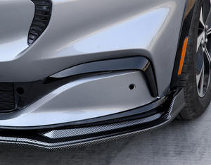 Adecuado para <span class=keywords><strong>Ford</strong></span> Electric Horse Overseas <span class=keywords><strong>Mustang</strong></span> <span class=keywords><strong>Mach</strong></span>-E fibra de carbono con patrón de luz antiniebla hoja pala delantera modificación - Product Image 5