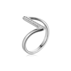 Anillo Geométrico en Forma de V para Mujer, Anillo de Boda de Acero Inoxidable Chapado en Oro con Diamantes para Mujer - Product Image 2