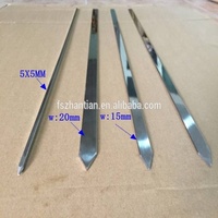 Brochettes de barbecue à kebab en acier inoxydable du fabricant Logo laser Outil plat à long bâton Manche en bois Brochette de kebab avantageuse et bon marché