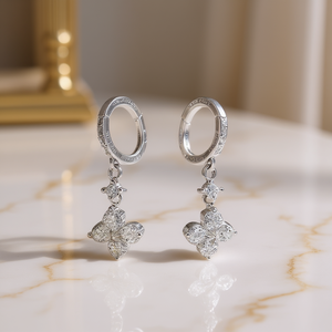 Orecchini Pendenti Eleganti in Oro Bianco con Fiore, Argento 925, Incastonatura a Griffe con Diamanti, Gioielli di Lusso da Sposa per Donna - Product Image 2