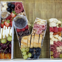 Boîte de traiteur personnalisée WENPACK en carton rigide recyclé en forme de lettre, avec poignée et logo estampé à chaud, pour aliments aux fraises